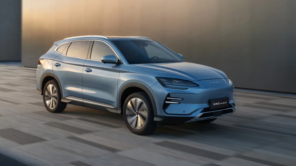 Электрический кроссовер BYD Song Plus EV сбоку спереди