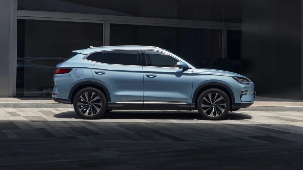 Электрический кроссовер BYD Song Plus EV сбоку