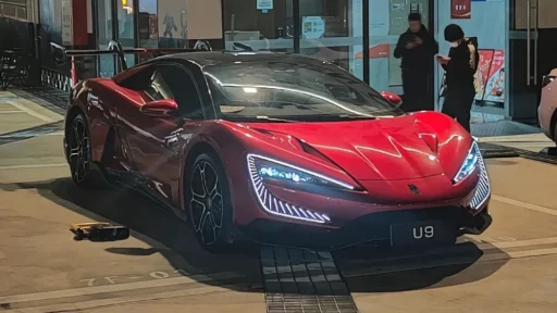 BYD YangWang U9 сбоку спереди