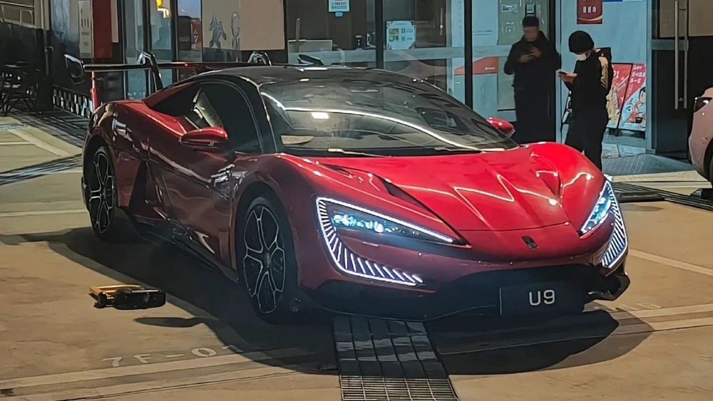 BYD YangWang U9 сбоку спереди