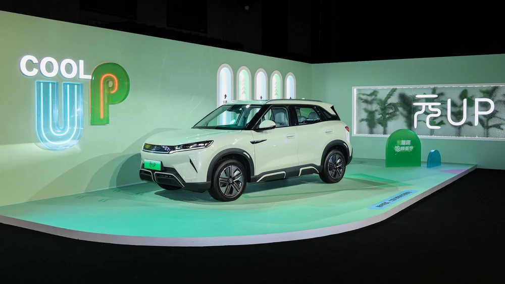 Электрический кроссовер BYD Yuan Up сбоку спереди