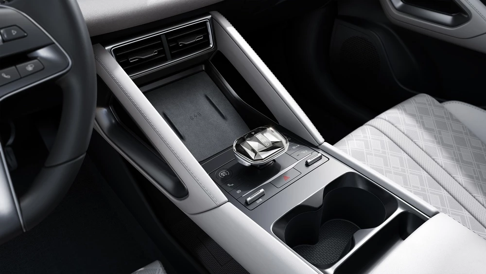 Электрический кроссовер BYD Yuan Up салон интерьер центральный тоннель селектор