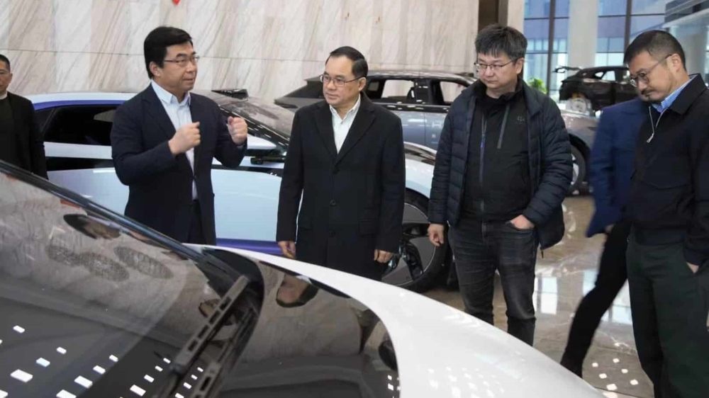 Председатель совета директоров Changan Automobile Чжу Хуарон и глава марки HiPhi Дин Лэй