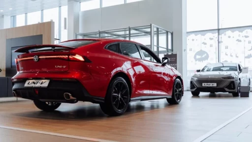 changan измайлово uni-v у дилера в автосалоне сбоку сзади