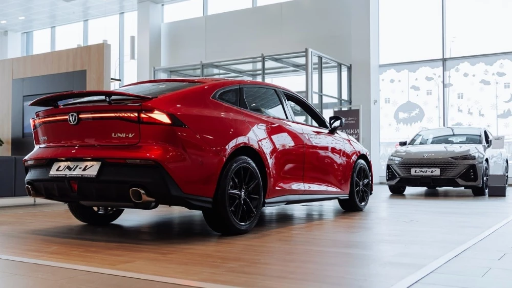 changan измайлово uni-v у дилера в автосалоне сбоку сзади