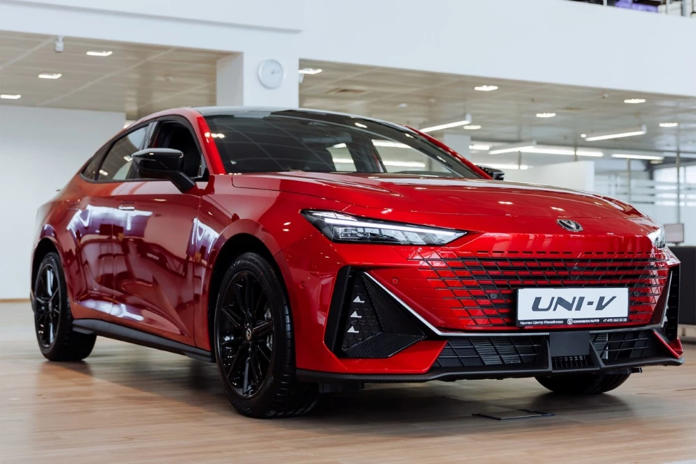 changan uni-v измайлово у дилера в автосалоне сбоку сзади