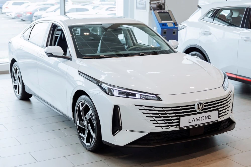 changan lamore измайлово у дилера в автосалоне сбоку сзади