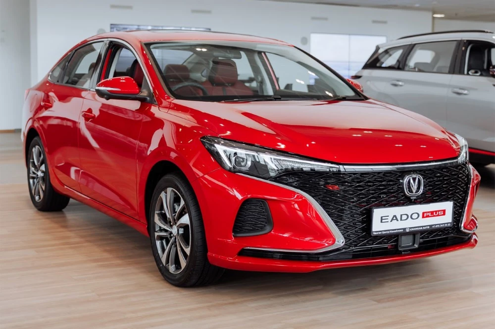 changan eado измайлово у дилера в автосалоне сбоку сзади