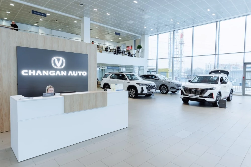 changan измайлово у дилера в автосалоне сбоку сзади