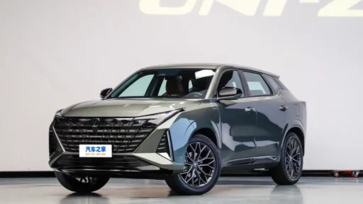 Кроссовер Changan Uni-Z сбоку спереди