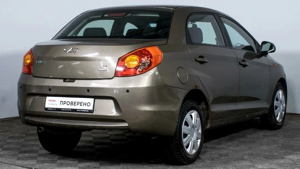 Лифтбек Chery Bonus сбоку сзади