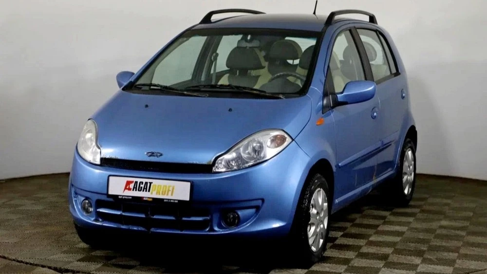 Хэтчбек Chery Kimo спереди сбоку