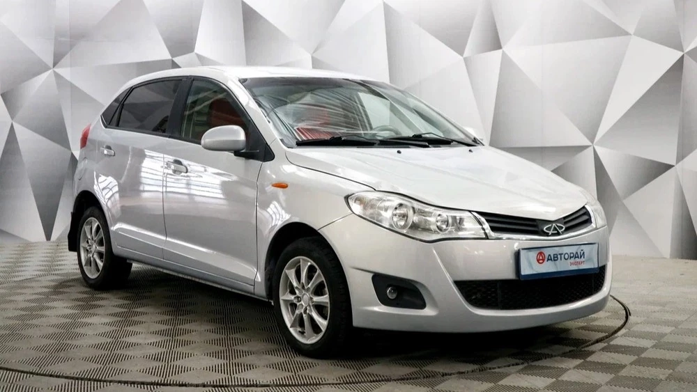 Хэтчбек Chery Very спереди сбоку