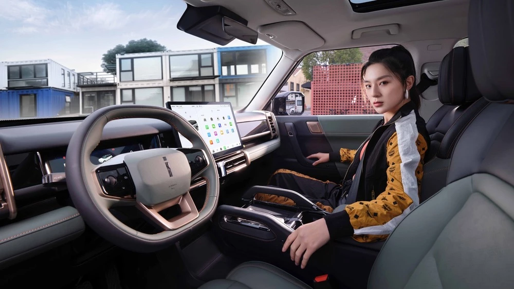 Chery iCar 03 салон интерьер первый ряд девушка