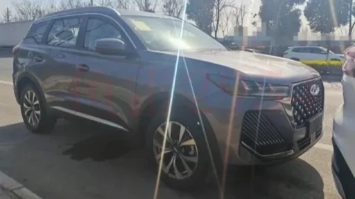 Обновленный кроссовер Chery Tiggo 7 Pro сбоку спереди