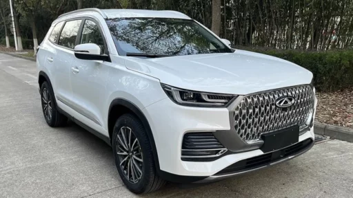 Обновленный кроссовер Chery Tiggo 8 сбоку спереди