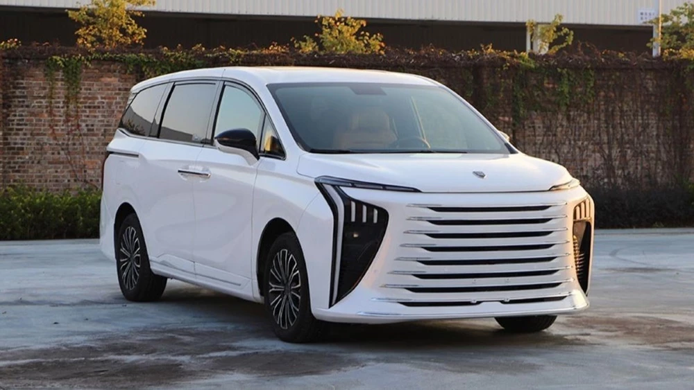 Гибридный минивэн Dongfeng Forthing V9 сбоку спереди 