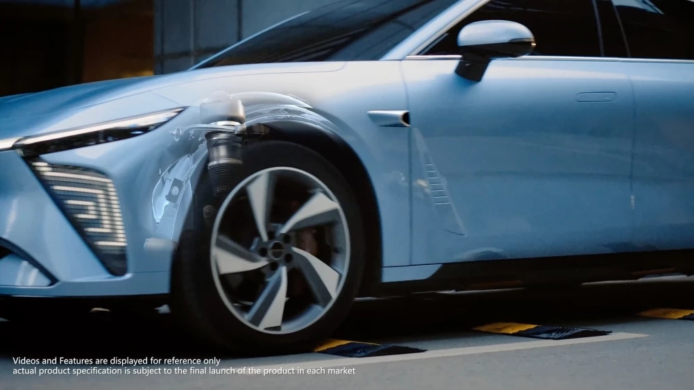 Электрический седан Exlantix ES спереди сбоку подвеска