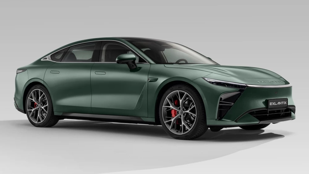 Электрический седан Exlantix ES сбоку спереди для России