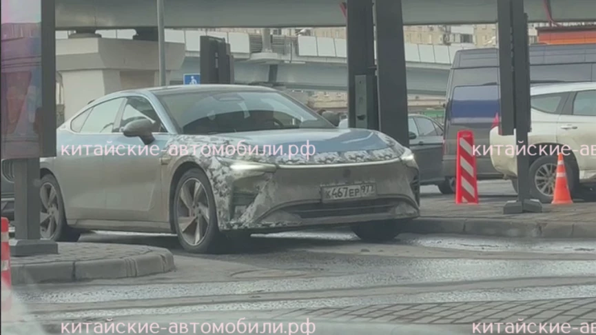 Седан Exlantix ES в России спереди сбоку в Москве в России