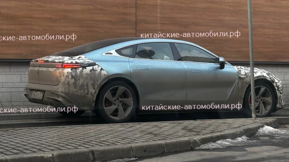 Седан Exlantix ES в России сбоку сзади в Москве в России