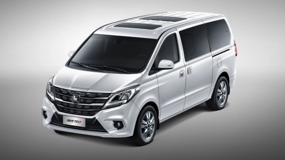 Минивэн Forthing M7 сбоку спереди