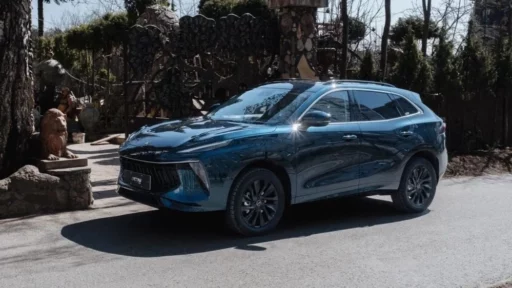 Кроссовер Forthing T5 EVO сбоку спереди полный привод