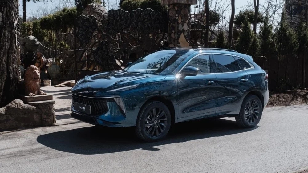 Кроссовер Forthing T5 EVO сбоку спереди полный привод