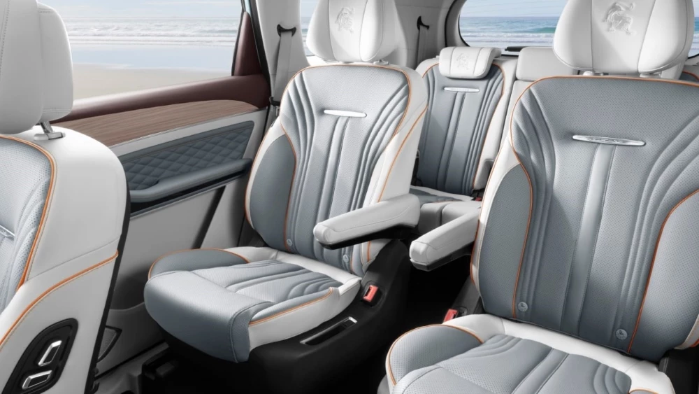 Forthing YACHT салон интерьер второй и третий ряд