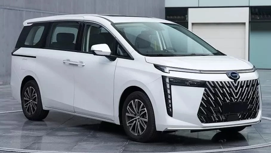 минивэн Trumpchi M7 HEV сбоку спереди