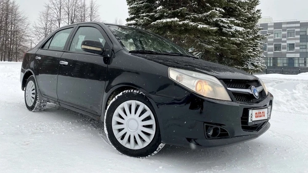 Седан Geely MK сбоку спереди