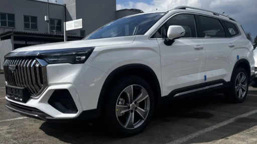 Новый Geely Okavango на площадке дилера в Беларуси спереди сбоку