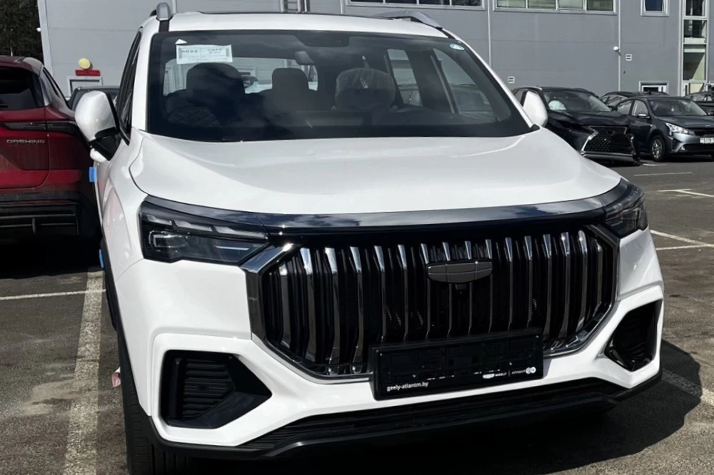 Новый Geely Okavango на площадке дилера в Беларуси спереди