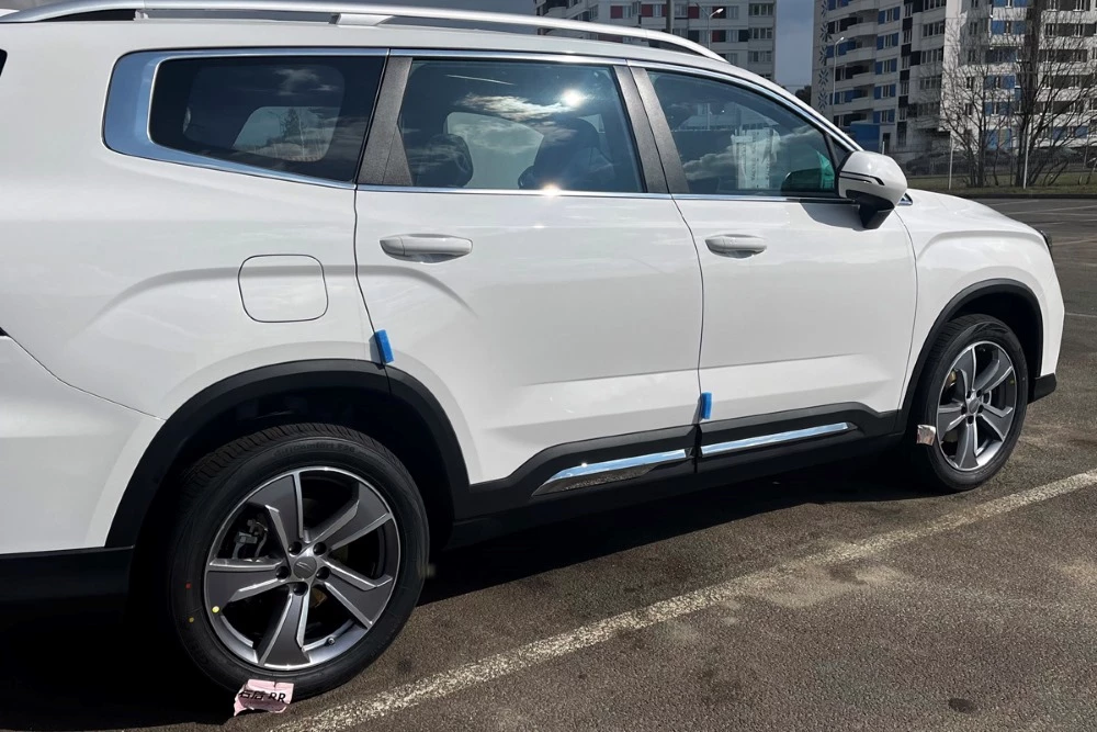 Новый Geely Okavango на площадке дилера в Беларуси сзади сбоку