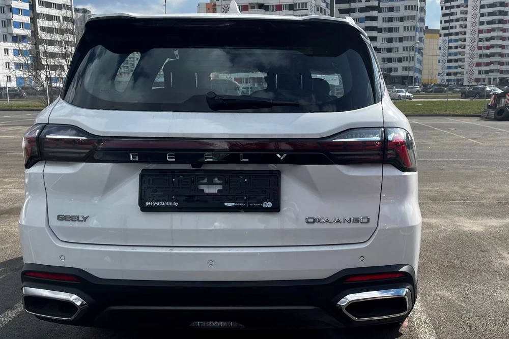 Новый Geely Okavango на площадке дилера в Беларуси сзади