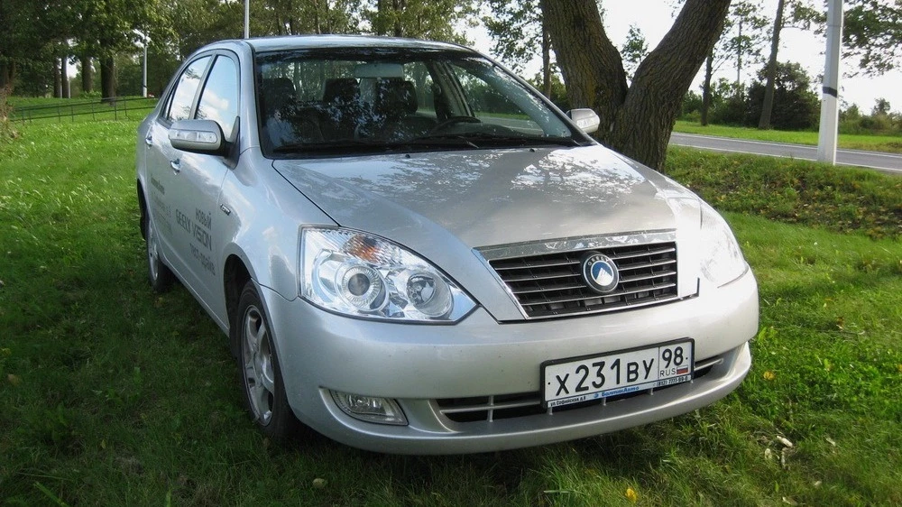 Седан Geely Vision сбоку спереди