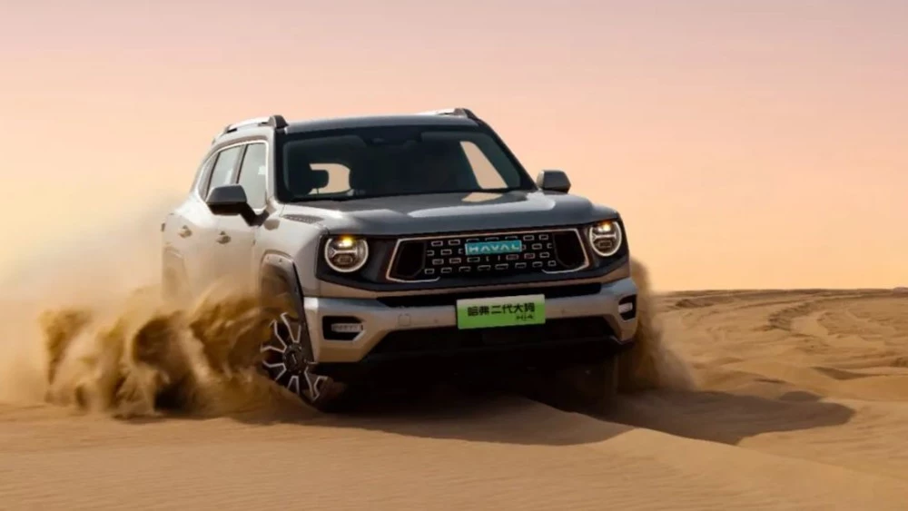 Haval Dargo второго поколения гибридный обновленный полный привод в динамике сбоку спереди
