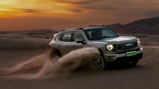 Haval Dargo второго поколения гибридный обновленный полный привод в динамике сбоку спереди