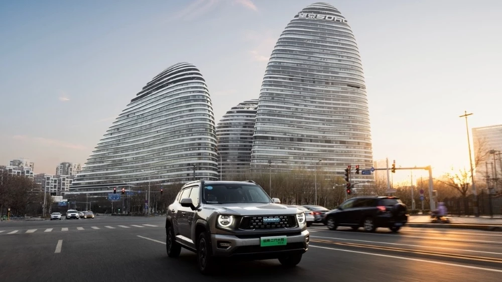 Обновлённый Haval Dargo второго поколения сбоку спереди в динамике