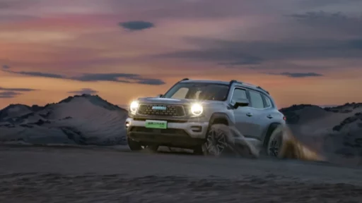 Обновлённый Haval Dargo второго поколения сбоку спереди в динамике полный привод