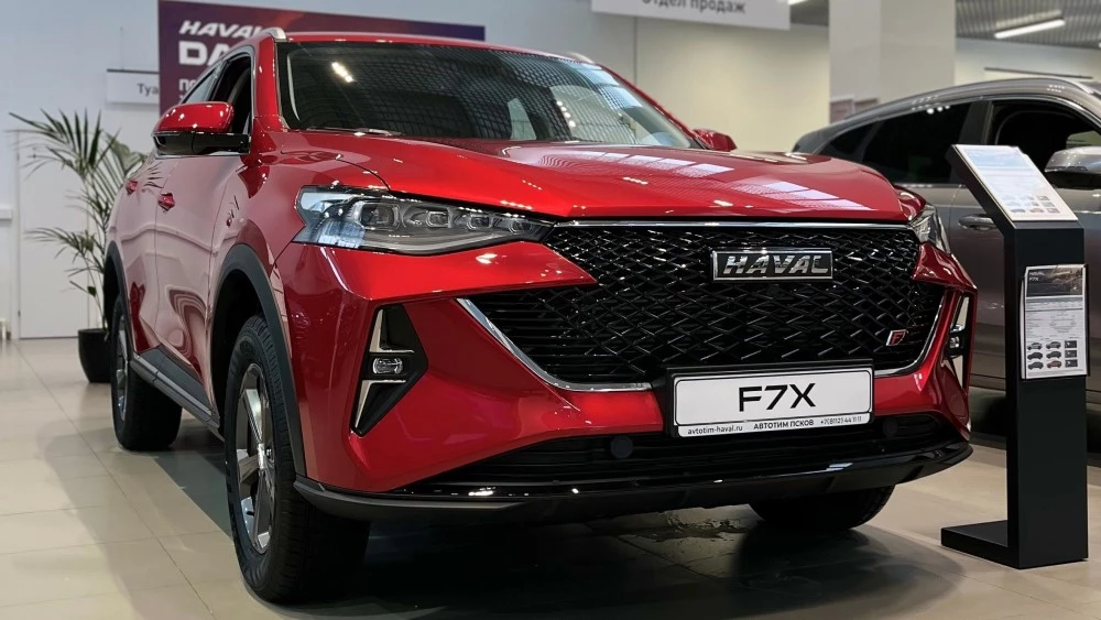 Кроссовер Haval F7x у дилера в автосалоне автотим спереди