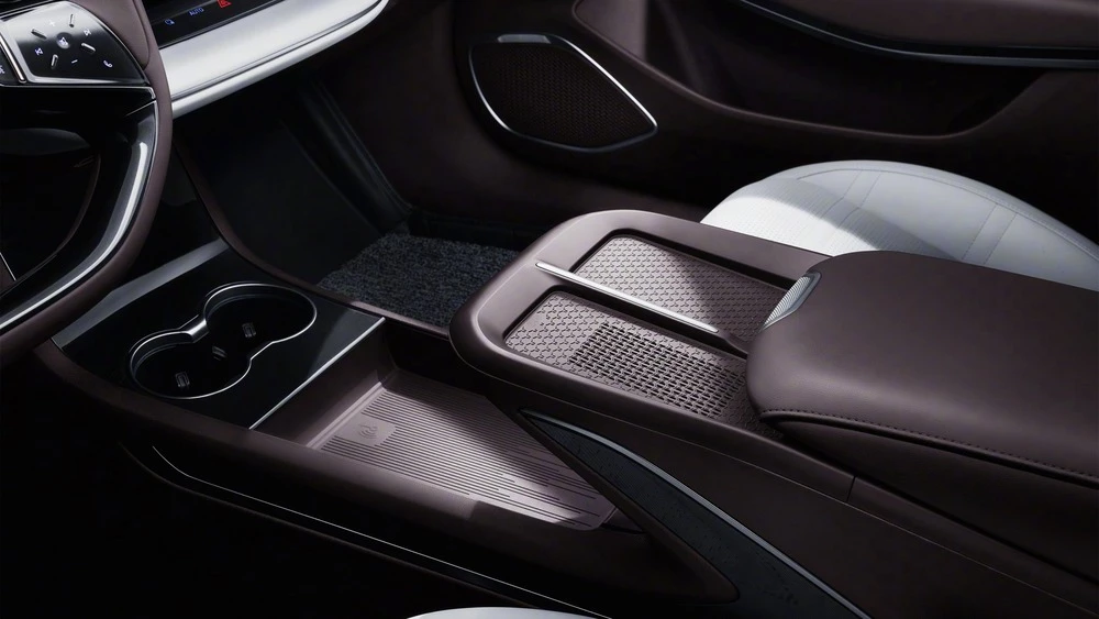 Электрический седан Hongqi EH7 салон интерьер тоннель