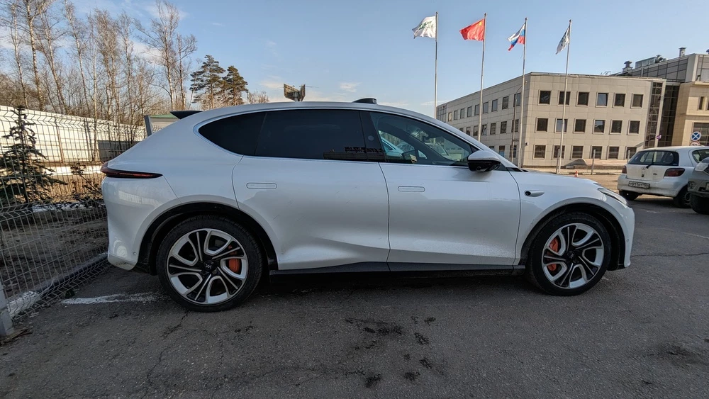 Электрический кроссовер IM LS7 сбоку