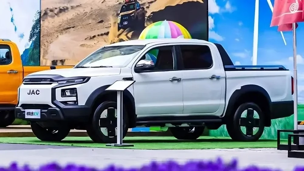 Электрический пикап JAC Hunter EV сбоку спереди