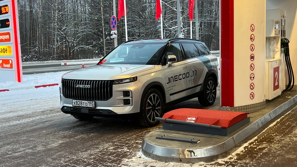 jaecoo J7 тест сбоку спереди на АЗС заправке