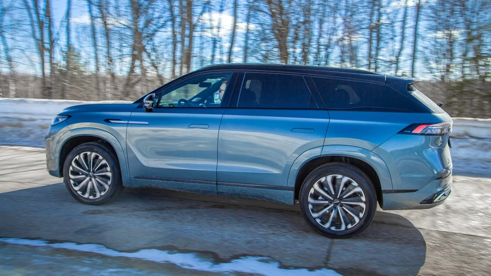 Jaecoo J8 тест сбоку в динамике