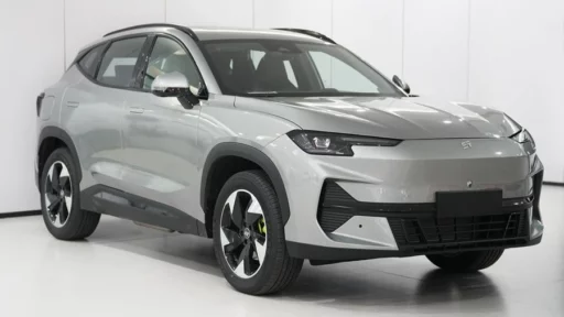 Гибридный кроссовер Jetour Shanhai L6 спереди сбоку