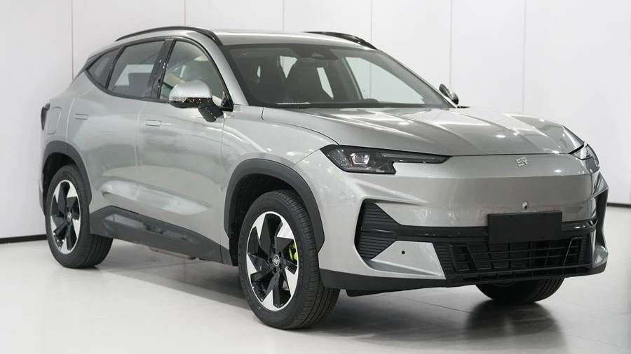 Гибридный кроссовер Jetour Shanhai L6 готов к выходу на рынок. Фото и характеристики Гибридный кроссовер Jetour Shanhai L6 спереди сбоку