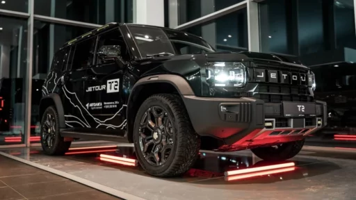 Внедорожник Jetour T2 у дилера новый купить Нижний Новгород в автосалоне сбоку спереди