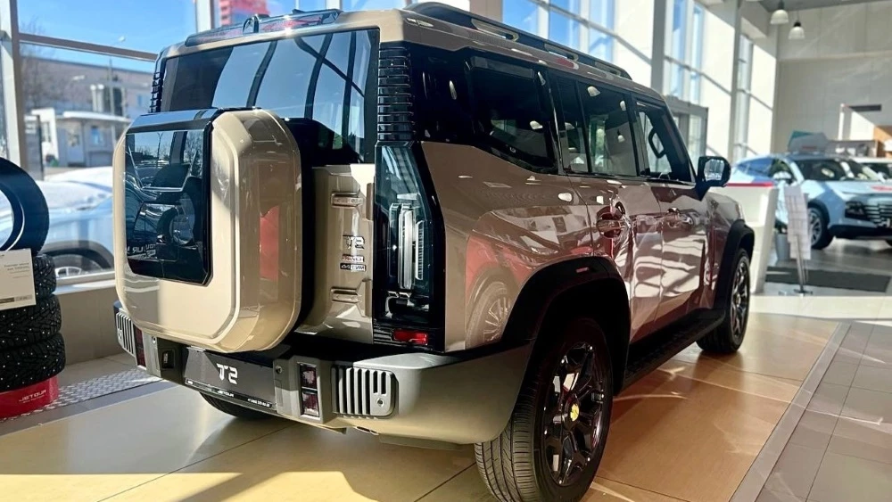 Внедорожник Jetour T2 у дилера новый купить Москва СИМ в автосалоне сбоку спереди